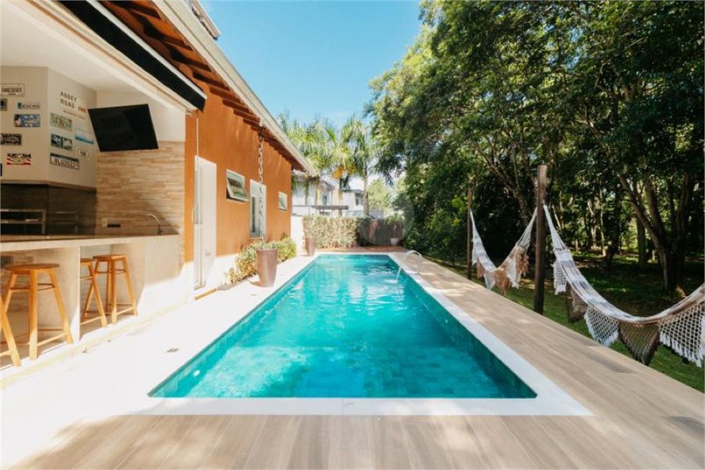 Casa à venda com 5 quartos, sendo 4 suítes, no condomínio Figueira Garden, Atibaia - SP