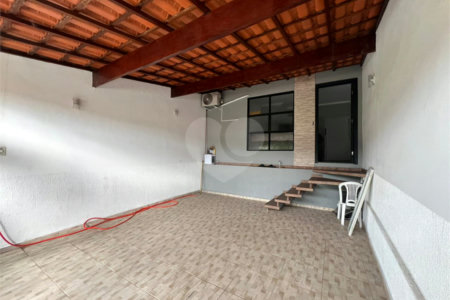 Sobrado à venda com 3 quartos, sendo 1 suíte, em Lopes de Oliveira, Sorocaba, SP