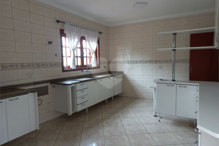 Sobrado à venda com 4 quartos, sendo 3 suítes, em Cidade São Francisco, São Paulo, SP