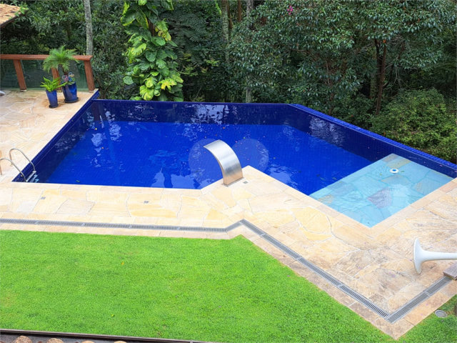Casa à venda com 3 quartos, sendo 1 suíte,  no condomínio Parque Petrópolis 4 Secção, Mairiporã - SP