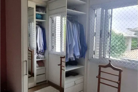 Casa à venda com 4 quartos, sendo 2 suítes,  no condomínio Casas de Windsor, São Paulo - SP