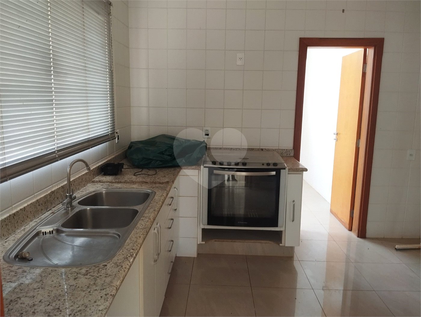 Sobrado à venda com 4 quartos, sendo 3 suítes, em Altos do Jaraguá, Araraquara, SP
