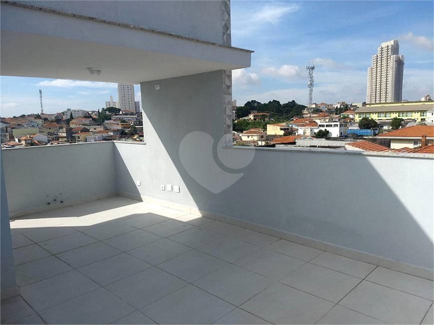 Casa à venda com 3 quartos, sendo 1 suíte, no condomínio Parque Vitória, São Paulo - SP