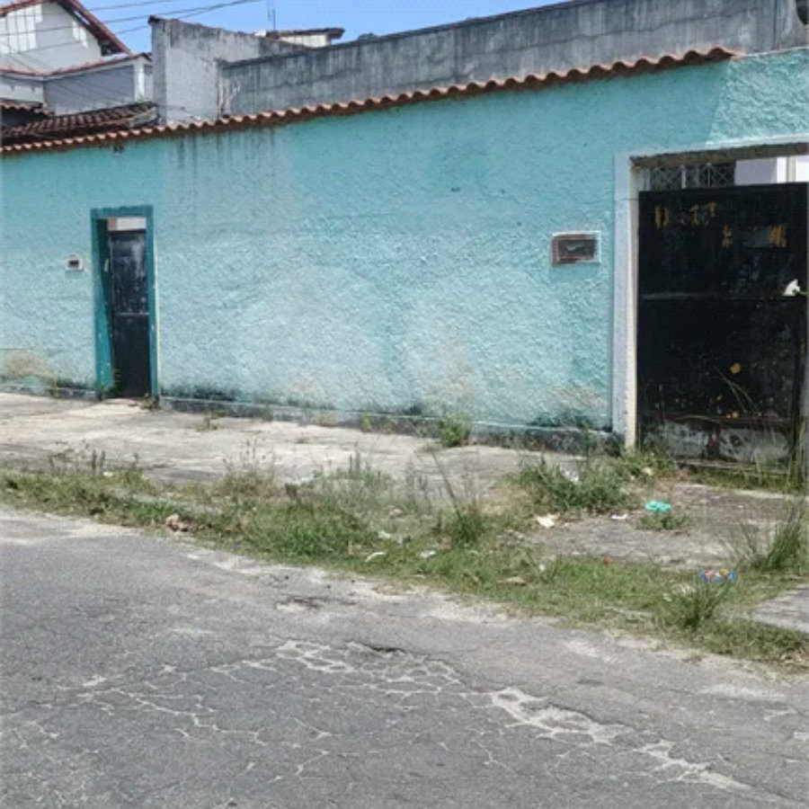 CASA LINEAR COM AMPLO TERRENO EM PEDRA ANGULAR.
