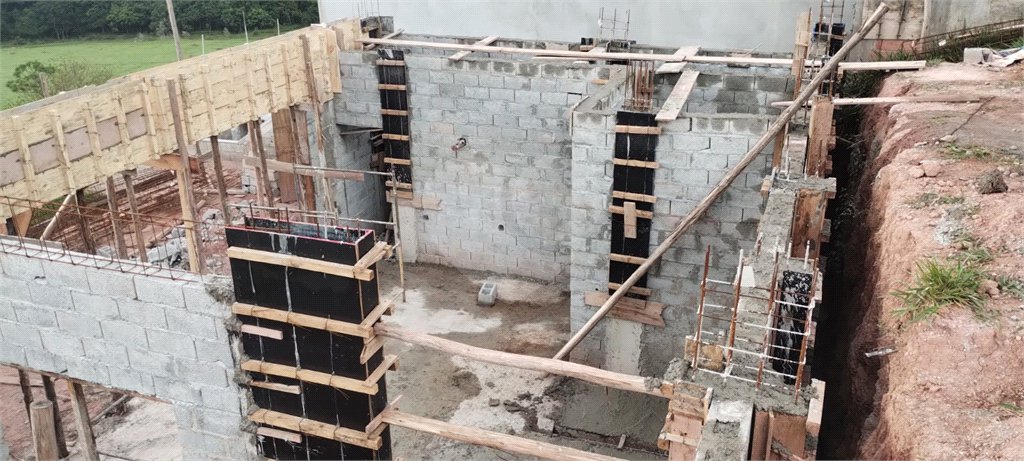 Casa à venda com 3 suítes no condomínio Associação dos Moradores do Loteamento Alto da Floresta, Bom Jesus dos Perdões - SP