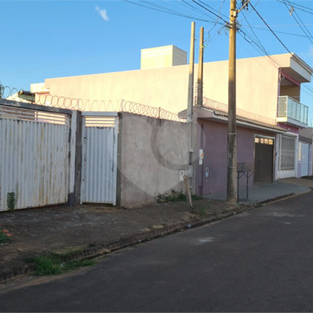 Terreno murado com portão e concertina no Jardim Embaré,