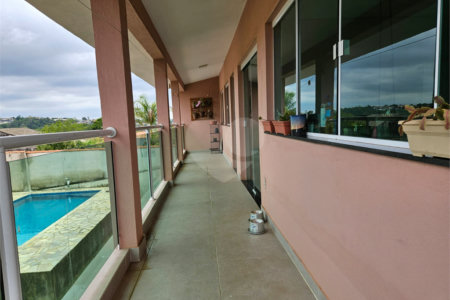 Casa à venda com 4 quartos, sendo 1 suíte,  no condomínio Jardim Shangri-lá, Atibaia - SP