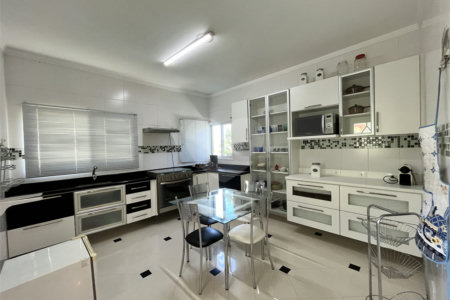 Casa à venda com 5 quartos, sendo 3 suítes,  no condomínio Village Saint Charbel, Araçoiaba da Serra - SP