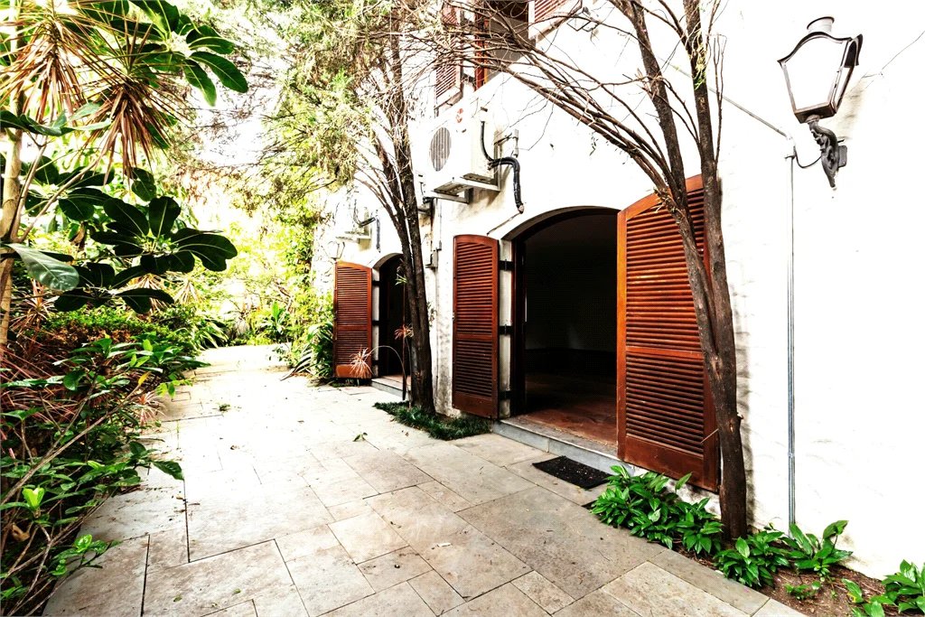 Casa à venda com 4 quartos, sendo 1 suíte,  em Jardim das Bandeiras, São Paulo, SP