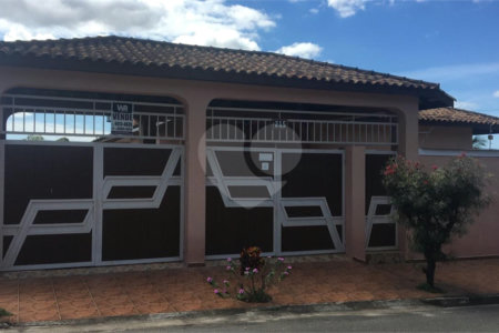 Casa ampla à venda no Vale das Flores em Atibaia