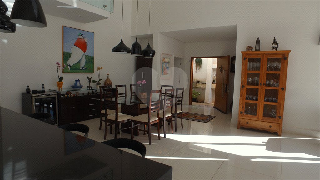 Casa à venda com 4 suítes no condomínio Figueira Gardn, Atibaia - SP