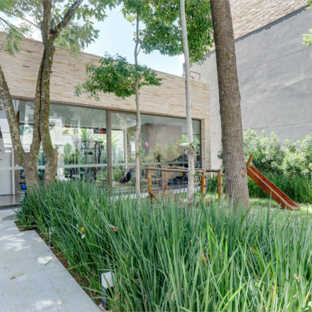 Casa à venda com 4 quartos, sendo 3 suítes, no condomínio Jardim Flora, São Paulo - SP