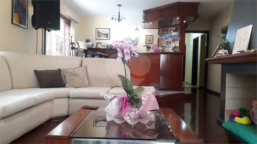 Casa à venda com 5 quartos, sendo 3 suítes,  em Vila Oliveira, Mogi das Cruzes, SP