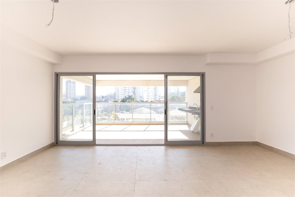 Apartamento à venda com 3 quartos, sendo 1 suíte,  em Vila Sofia, São Paulo, SP
