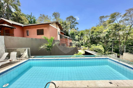 Casa à venda com 4 quartos, sendo 3 suítes, no condomínio Vilarejo, Carapicuíba - SP