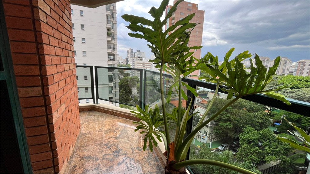 Apartamento à venda com 3 suítes em Moema, São Paulo, SP