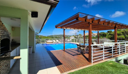 Casa à venda com 6 quartos, sendo 4 suítes,  em Ferradura, Armação dos Búzios, RJ