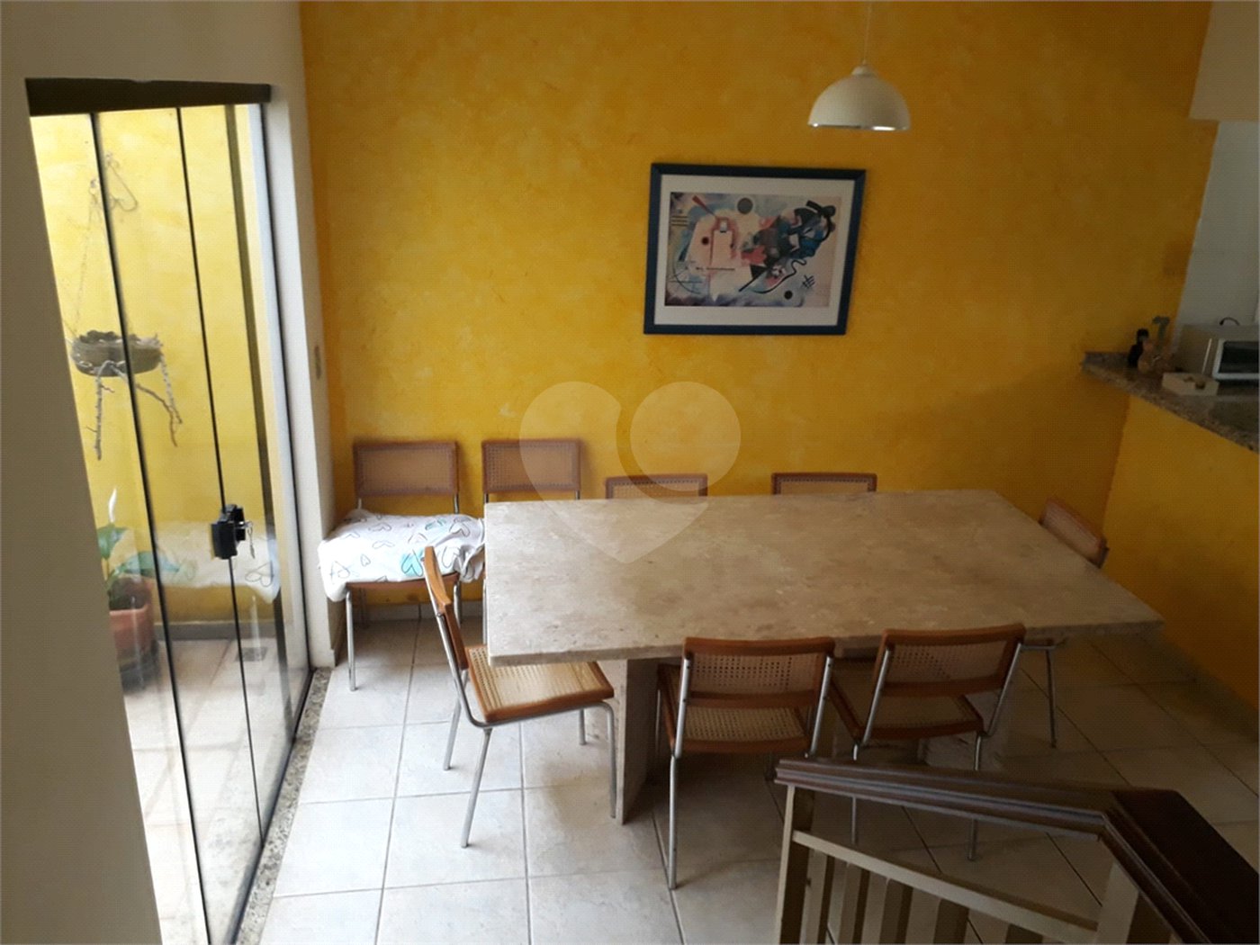 Sobrado com quintal amplo e arborizado a venda