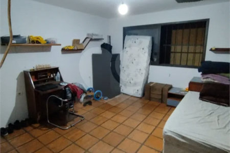 Casa à venda na Vila Mariana de 300 metros quadrados, com 3 dormitórios, 1 suíte e 2 vagas.