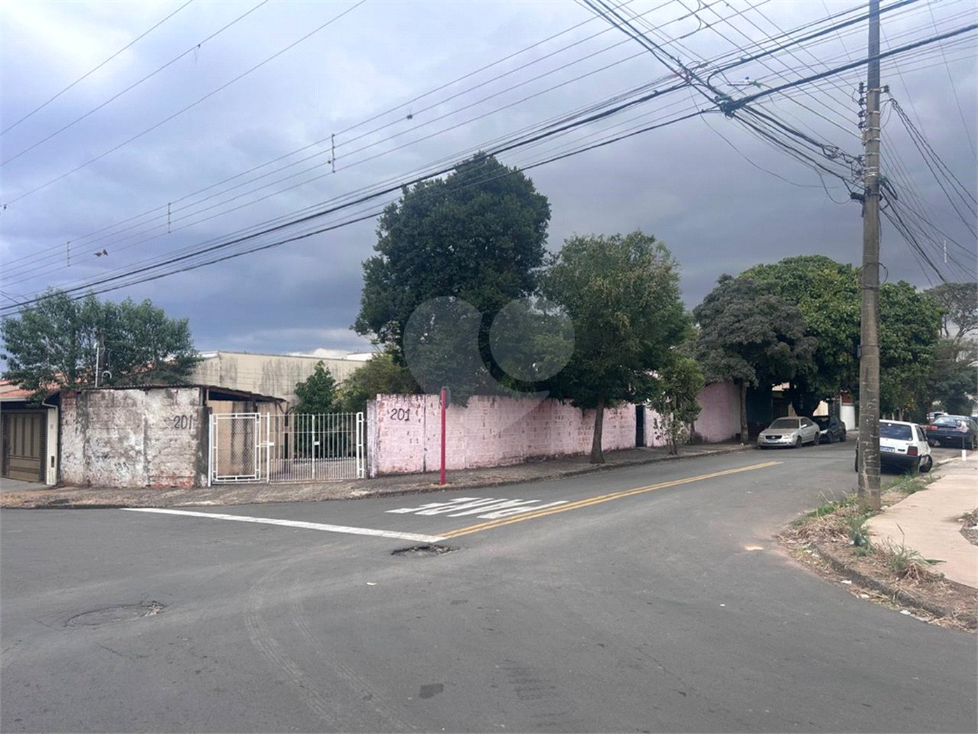 Terreno já cimentado a venda no Jockey Club