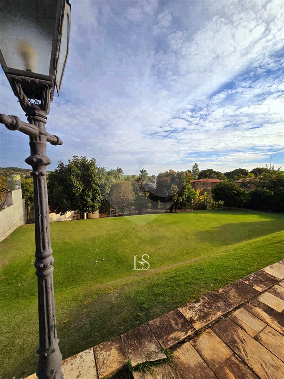 Indaiatuba- Vale das Laranjeiras - Vista dos fundos para o lago - Casa assobradada - 3 pisos, 4 quartos, 2 suítes, uma com hidro ,escritório, sala 3 ambientes, lareira, lavabo,cozinha ampla, despensa, lavanderia, churrasqueira, forno pizza, 6 wcs, piscina, jardim despensa, garagem, segurança
