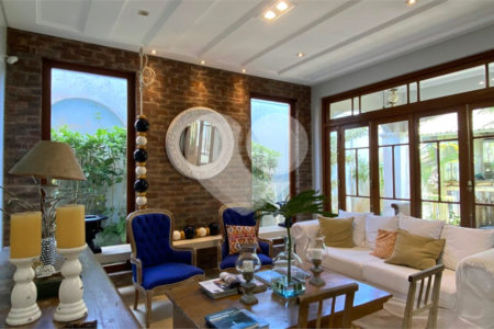 Casa à venda com 1 quarto, sendo 3 suítes, no Centro, Porto Seguro, BA