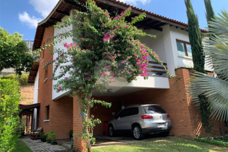 Casa à venda com 4 quartos, sendo 2 suítes, no condomínio Residencial Ypê Branco II, São Paulo - SP