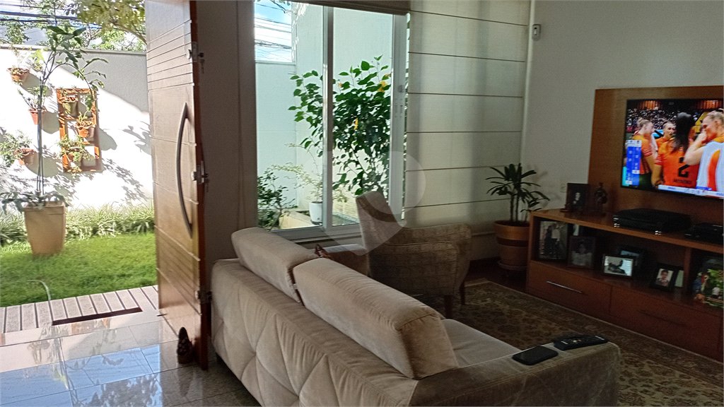 Sobrado à venda com 4 quartos, sendo 2 suítes,  em Vila Gilda, Santo André, SP