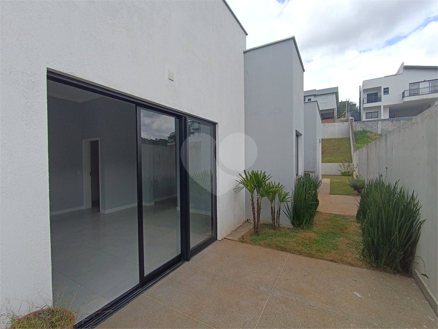 Casa à venda com 3 suítes no condomínio Altos de São Roque, São Roque - SP