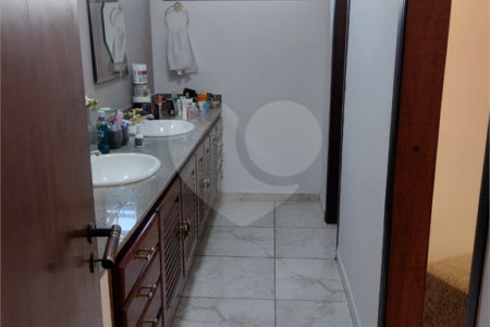 Sobrado à venda com 4 suítes em Vila Nova Socorro, Mogi das Cruzes, SP