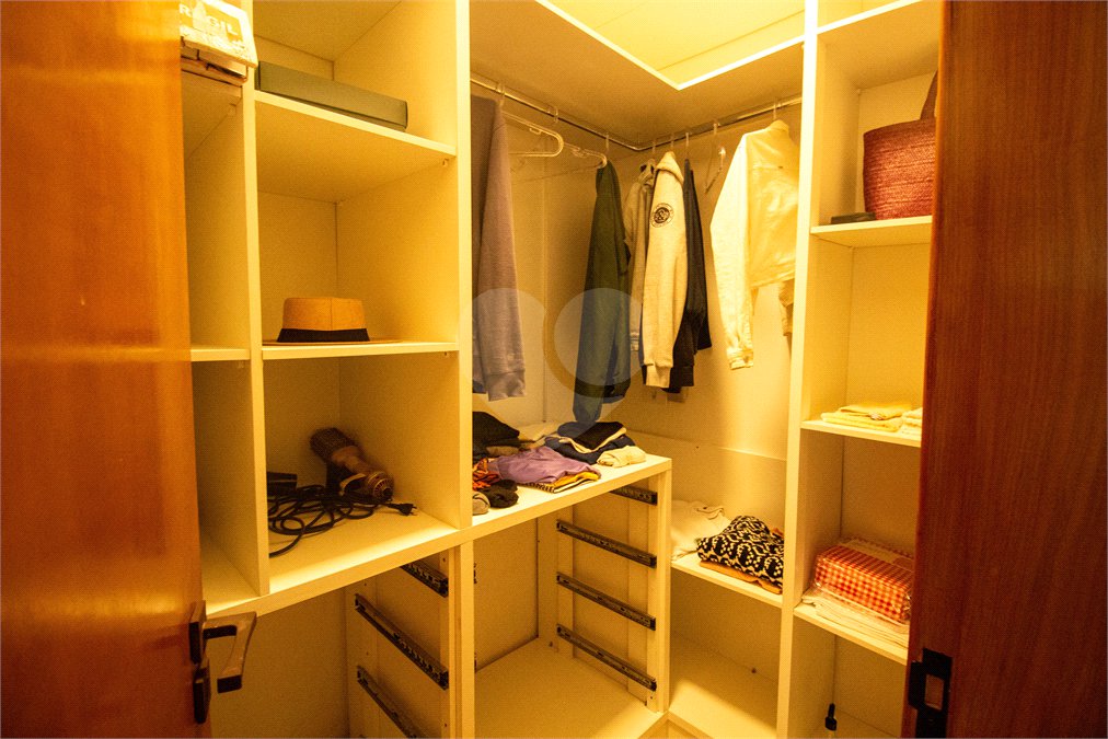 Casa à venda com 4 quartos, sendo 1 suíte,  no condomínio Sítio das Hortências, São Roque - SP