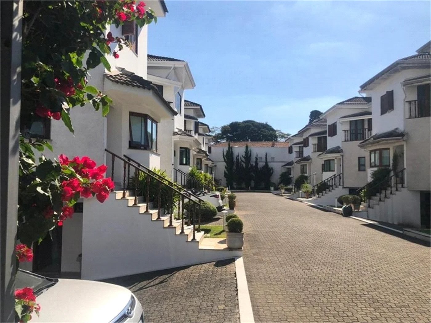Casa à venda com 4 suítes no condomínio Vila das Emboabas, São Paulo - SP