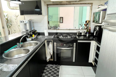 Casa à venda com 3 quartos, sendo 2 suítes, no condomínio Laura Serra, Rio de Janeiro - RJ