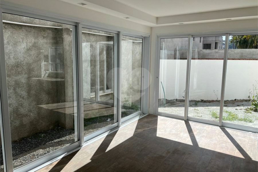 Casa à venda com 4 quartos, sendo 2 suítes, no condomínio Residencial Floresta, São Paulo - SP