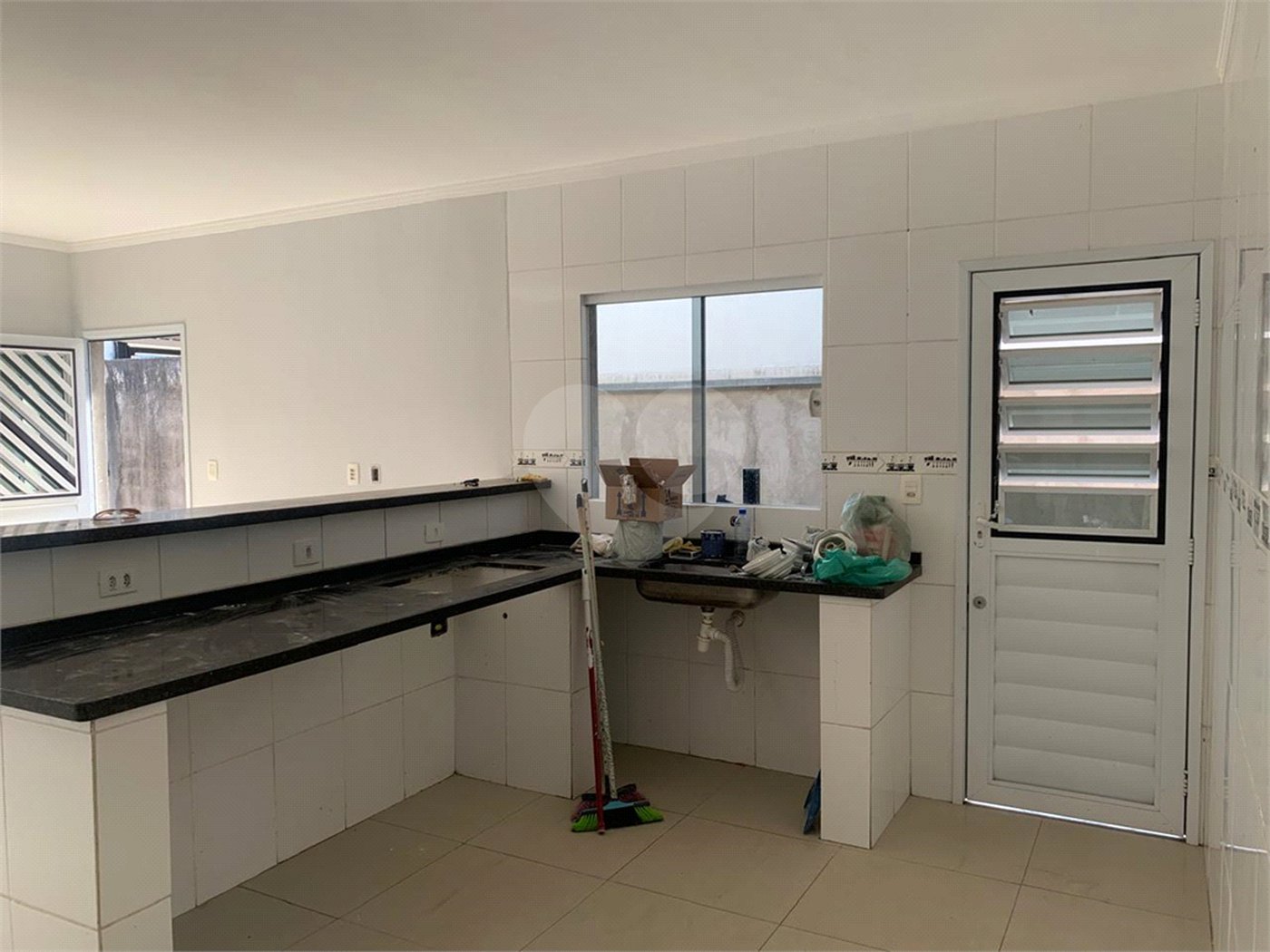 Sobrado à venda com 3 quartos, sendo 1 suíte, em Nova Cerejeira, Atibaia, SP
