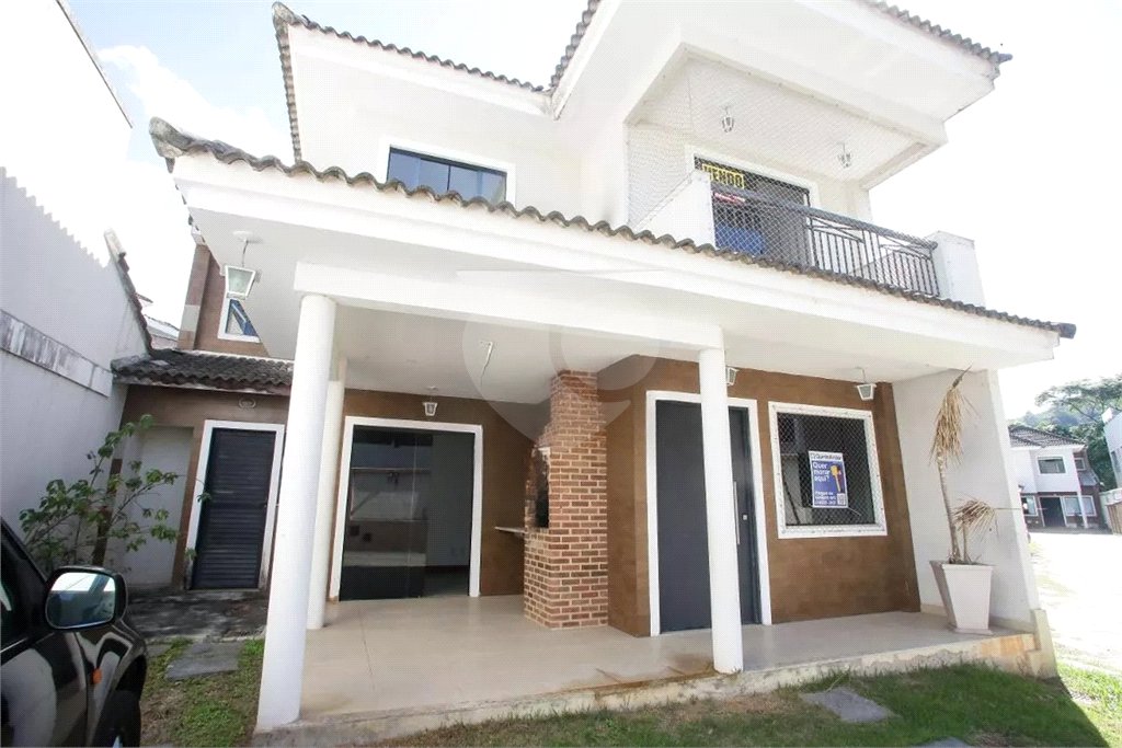 Casa à venda com 4 quartos, sendo 3 suítes, no condomínio Lícia de Alvarenga, Rio de Janeiro - RJ