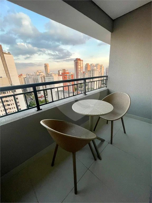 Apartamento mobiliado no Planalto Paulista com 1 dormitório e varanda.