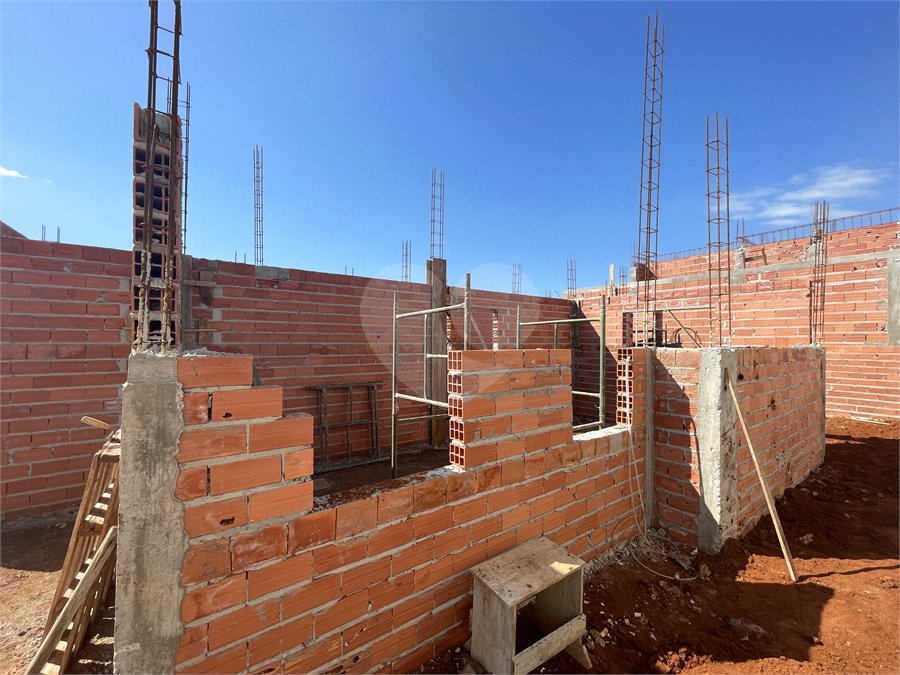 Casa à venda com 3 quartos, sendo 1 suíte, no condomínio Tivolli Residencial, Itapetininga - SP