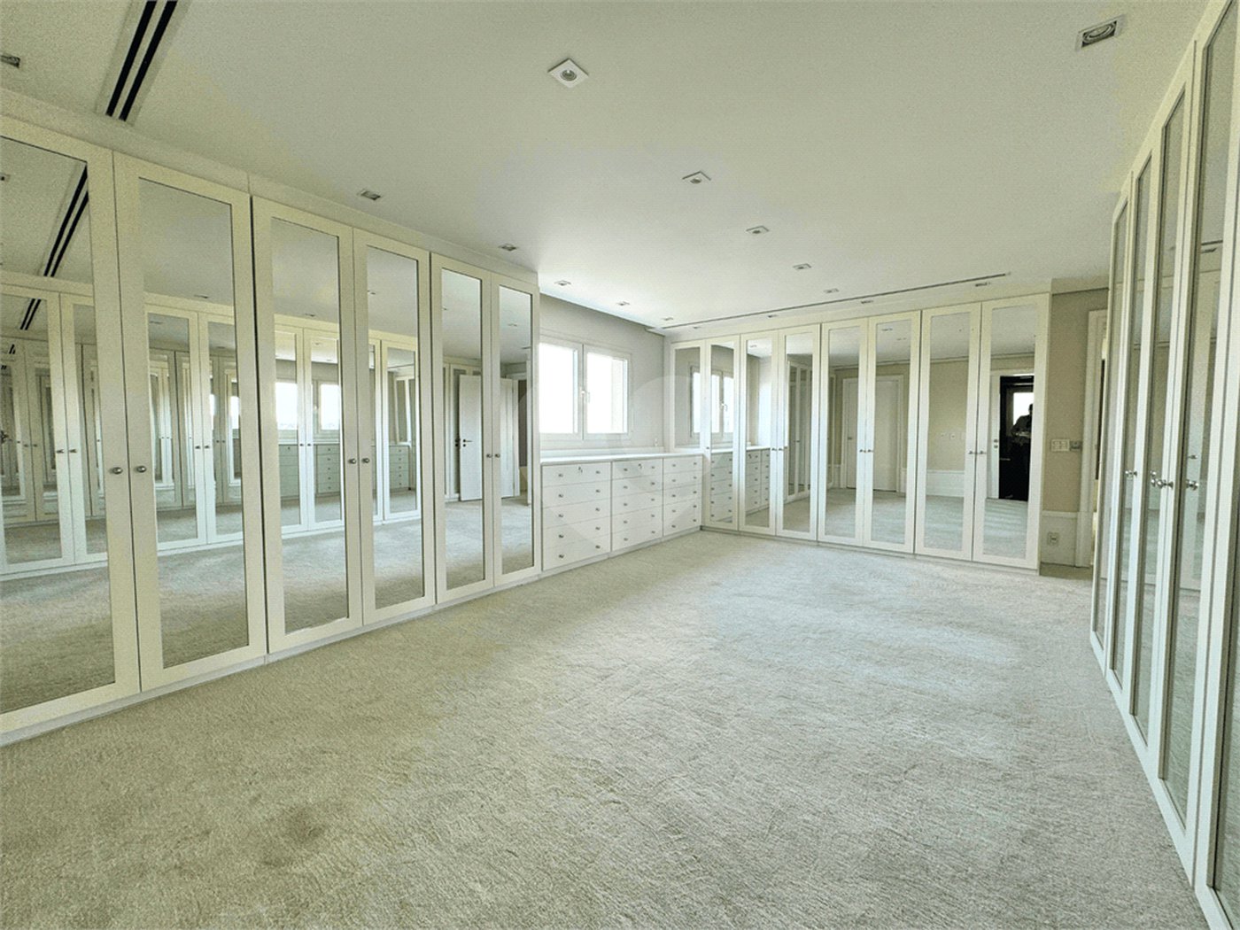 Duplex à venda ou para alugar com 5 suítes em Jardim Europa, São Paulo, SP