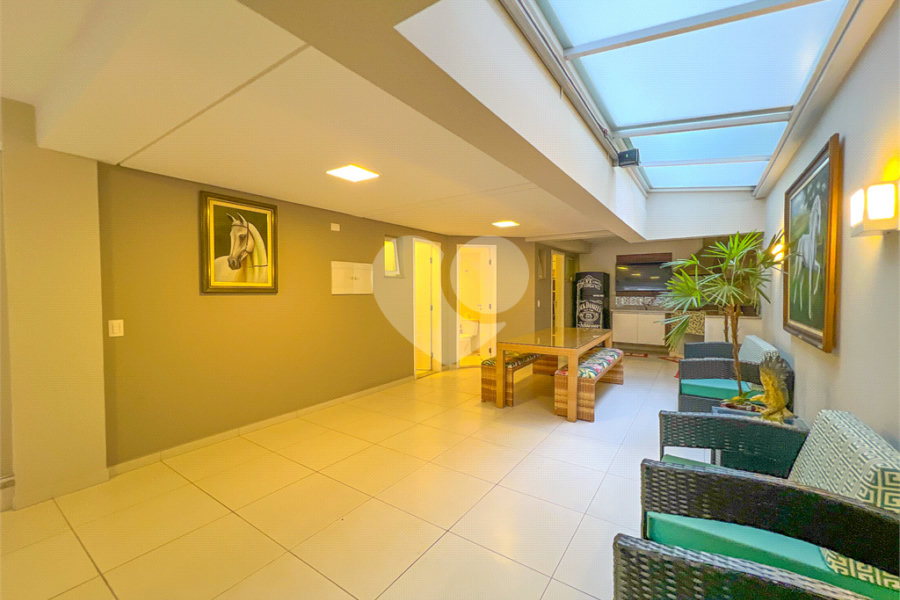 Casa à venda com 3 quartos, sendo 2 suítes, no condomínio Floradas da Serra, São Paulo - SP