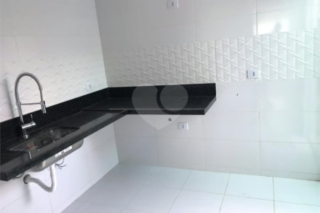 Casa à venda com 3 quartos, sendo 1 suíte, no condomínio Parque Vitória, São Paulo - SP
