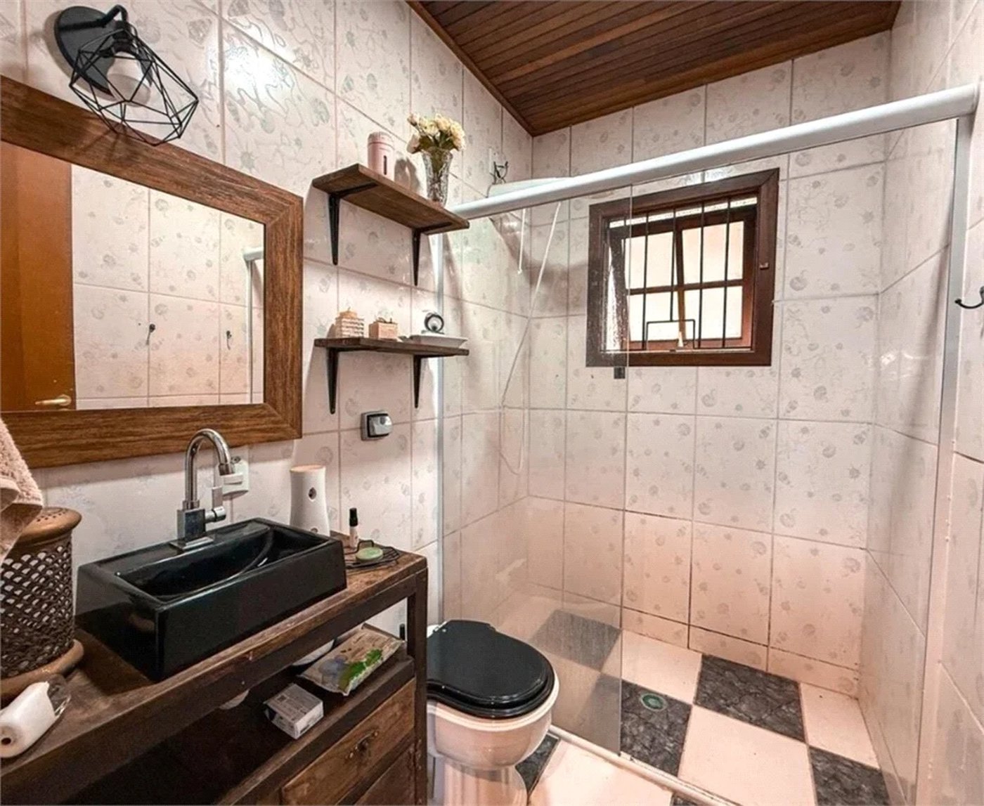 Casa na Granja Viana com 1.600m² de terreno, lareira e amplo espaço para veículos