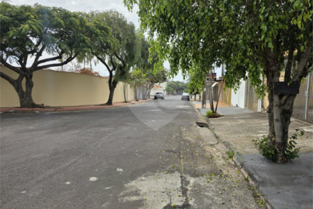 Casa térrea à venda no Douradinho com 2 quartos e edícula com mais dois quartos e 2 banheiros.