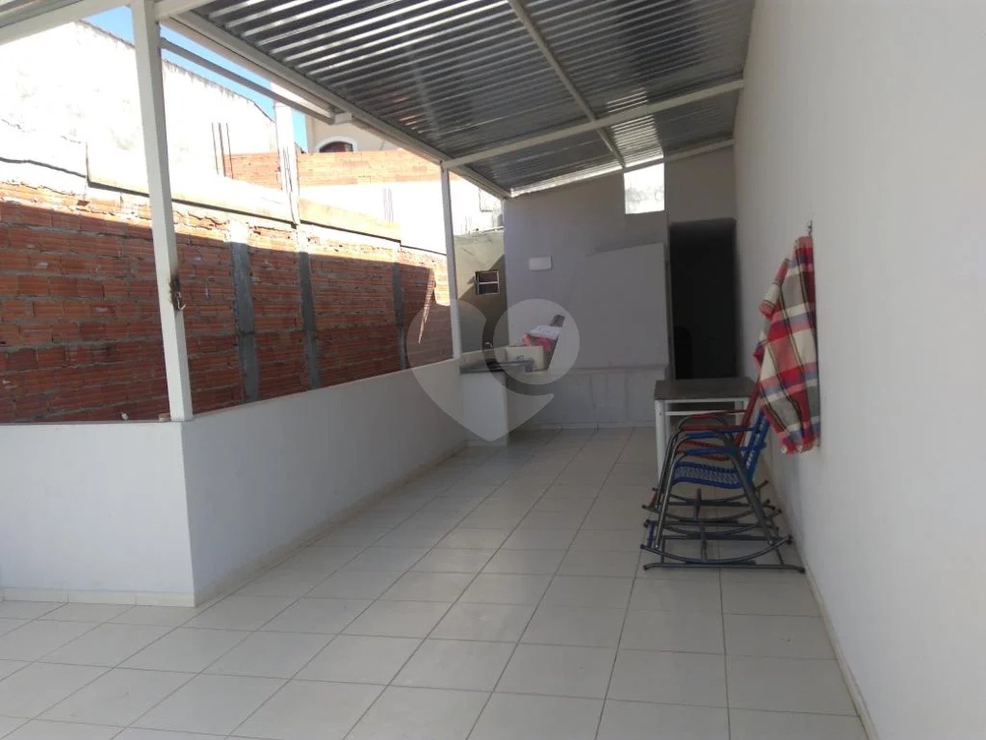 3 dormitórios, 2 suítes, banheiro, sala, cozinha ampla e 2 vagas de garagem