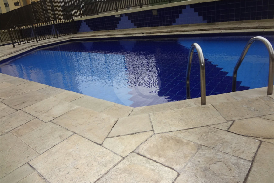 COBERTURA COM PISCINA E CHURRASQUEIRA NA CASA VERDE.