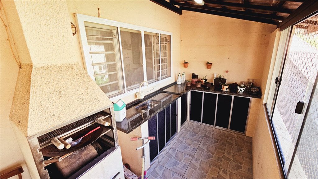 Casa à venda com 4 quartos, sendo 2 suítes, em Jardim Meny, São Roque, SP