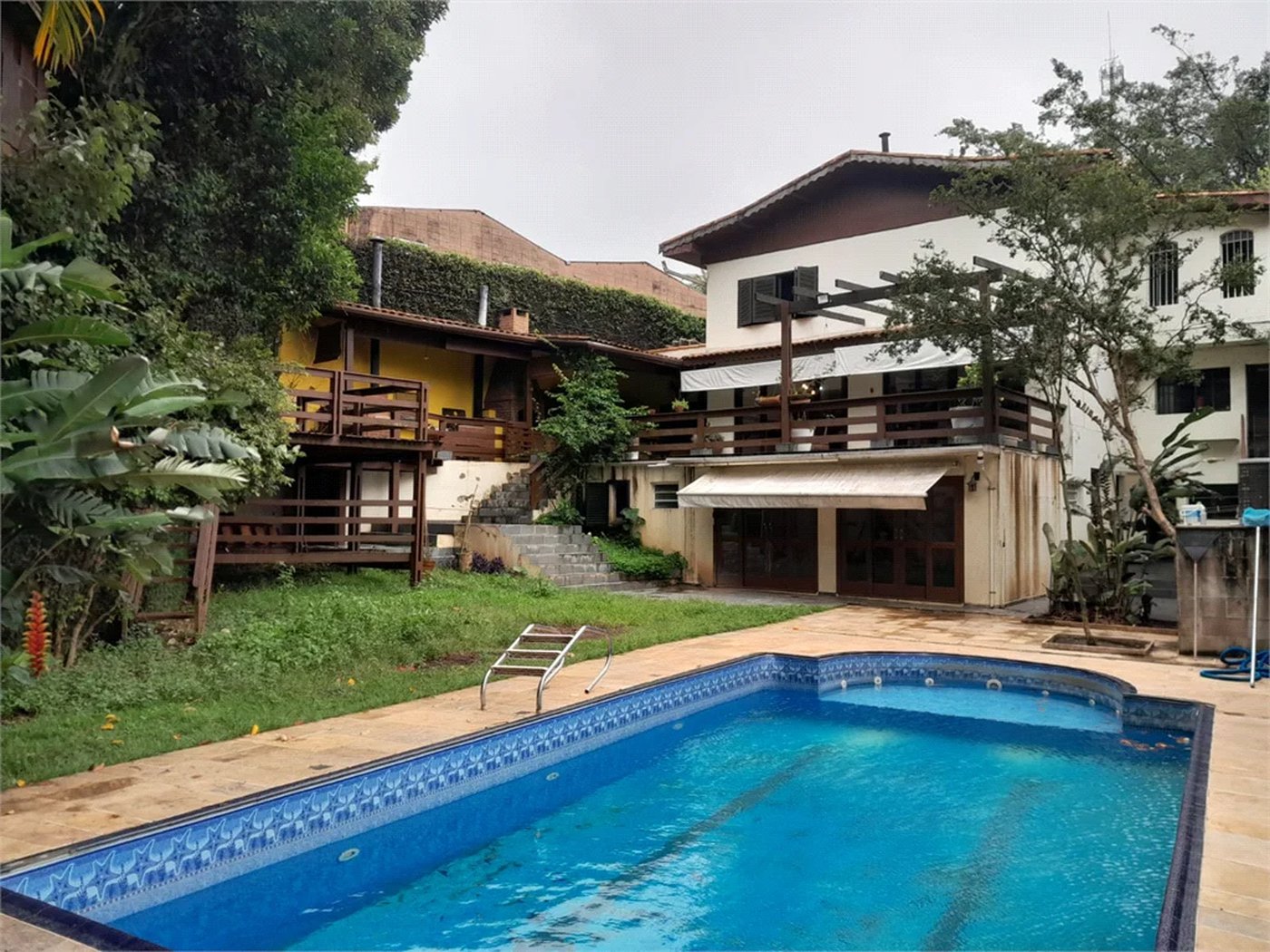 Sobrado à venda com 6 quartos, sendo 3 suítes,  em Rolinópolis, São Paulo, SP