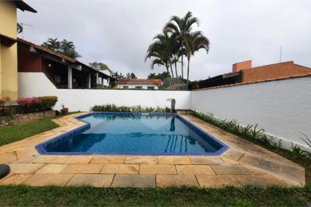 Sobrado à venda com 4 quartos, sendo 3 suítes,  em Interlagos, São Paulo, SP