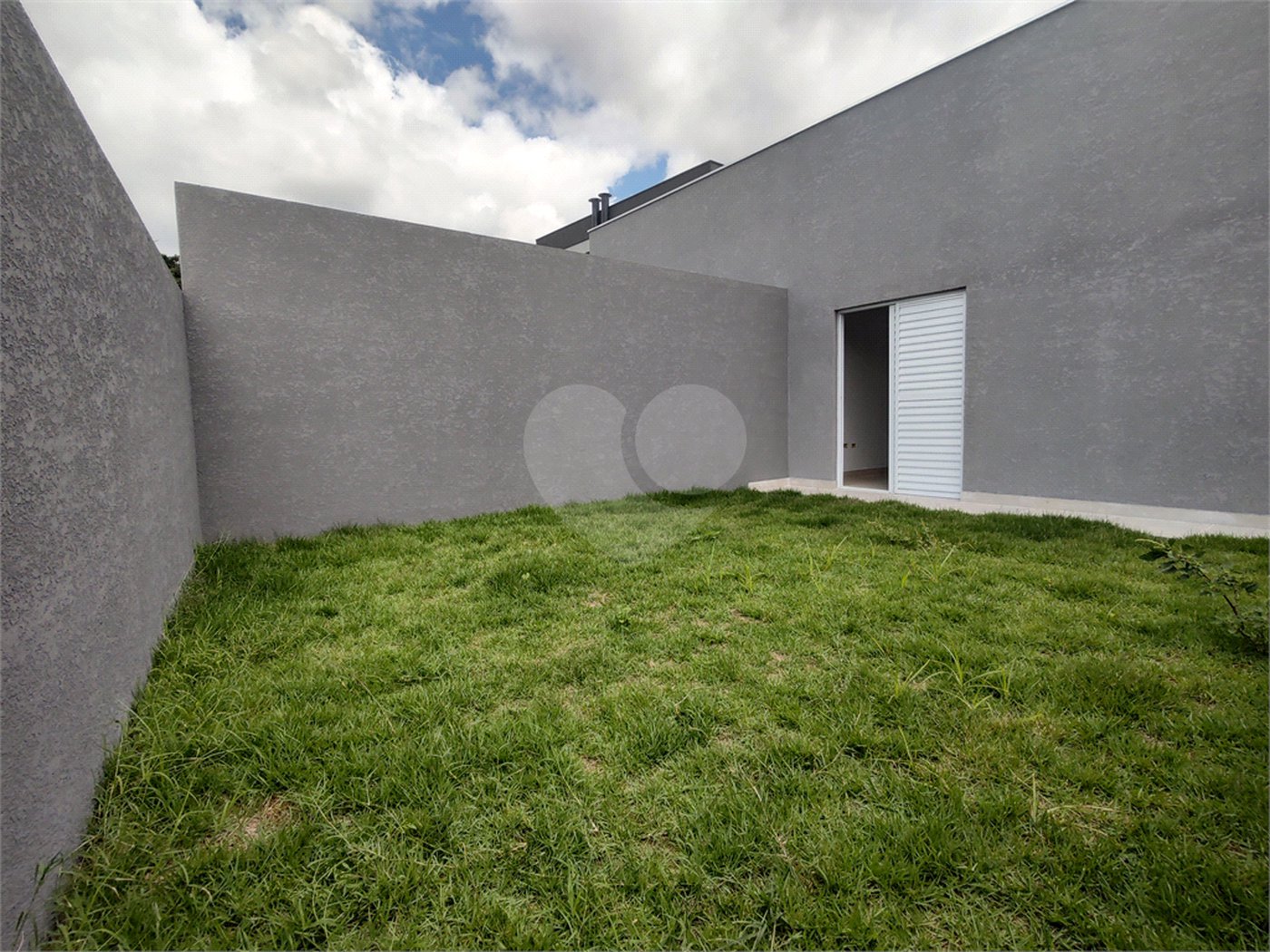 Casa térrea em Atibaia com 3 suítes, sala 2 ambientes, 2 vagas garagem, excelente localização, pronta para morar