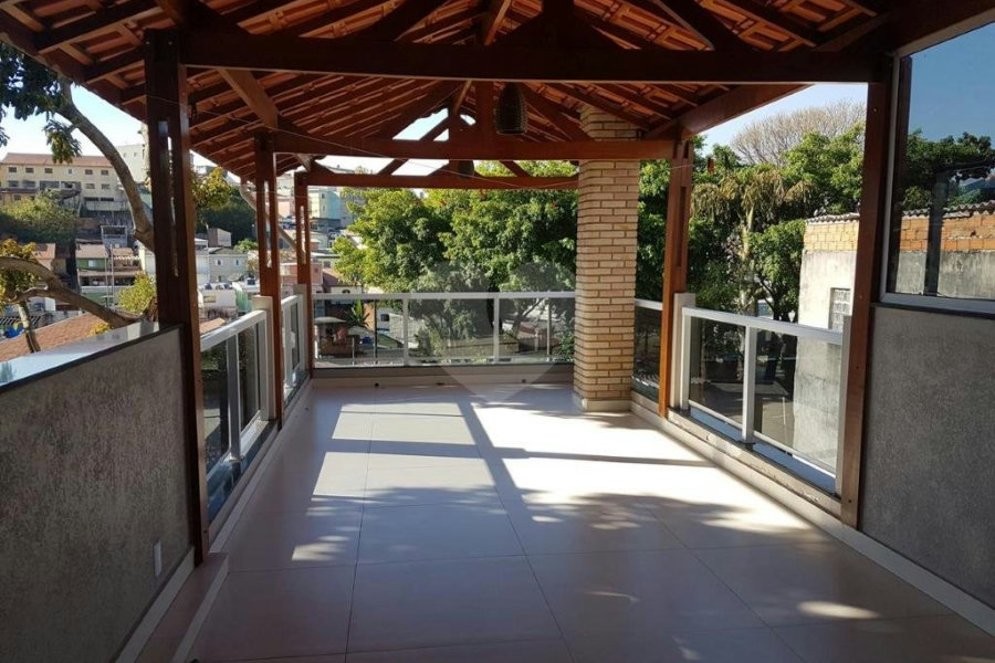 Sobrado à venda com 4 quartos, sendo 2 suítes, em Parque Maria Domitila, São Paulo, SP